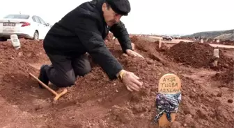 Eski eşinin öldürdüğü Ayşe Tuba'nın mezarına babasından Kadınlar Günü'nde ziyaret