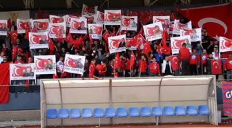 Futbol maçında taraftarlar İdlib şehitlerini andı, isimleri tek tek okundu