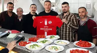 Lukas Podolski'nin köfte-piyaz keyfi