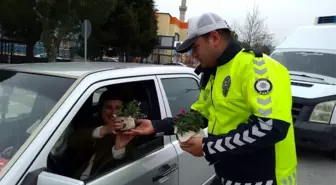 Manisa polisinden kadın sürücülere çiçek sürprizi