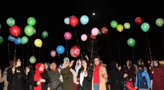 Öldürülen 474 kadının anısına ışıklı balon uçuruldu