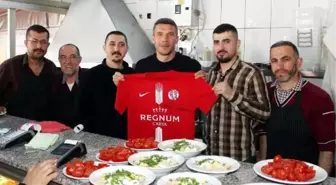 Podolski'nin köfte-piyaz keyfi