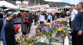 Tiyatro oyuncuları pazarcı kadınlara yardım etti, evlerde temizlik yaptı