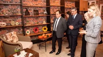 Engelli bireylerin rahatça gezebileceği afiş ve seramik sergisi açıldı