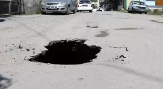 Otomobilin geçtiği sırada yol çöktü