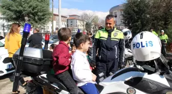 Polis abi ve ablalarına özendiler