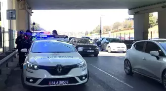 Üst geçitten damlayan su motosikletli polislere kaza yaptırdı: 2 polis yaralı
