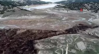 Baraj suları çekilince ortaya çıkan mezarlığa dua etmek için geliyorlar