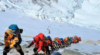 Çin Covid-19 nedeniyle Everest tepesine tırmanışları iptal etti