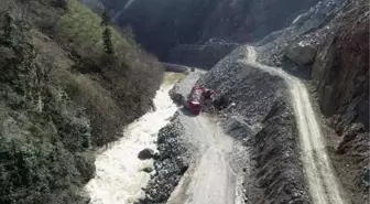 Giresun'da karlar eridi; taşan ırmağın suyu yolu kapattı