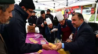 Isparta Belediyesinden helva dağıtımı