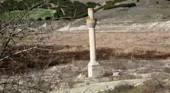 (Özel) Baraj suları çekilince ortaya çıkan mezarlığa dua etmek için geliyorlar