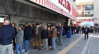 İzmir halkı koronavirüs salgını sonrasında kolonya sırasına girdi