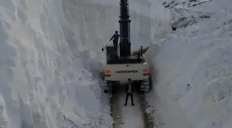 Kar kalınlığının 10 metreyi bulduğu bölgede ekiplerin zorlu mücadelesi