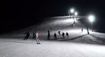 Bitlis'te ışıklandırılan pistte gece kayak keyfi