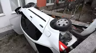 Kayseri'de çarpışan iki otomobilden biri evin bahçesine devrildi: 2 yaralı