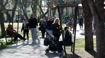 Güneşli havayı gören Eskişehirliler parklara akın etti