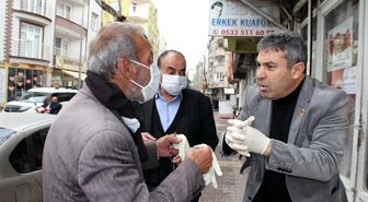 Muhtar, korona virüsüne karşı maske ve eldiven dağıttı