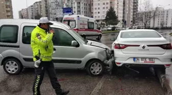 Samsun'da kamyonet park halindeki otomobile çarptı: 1 yaralı