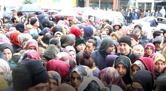 Sivas'ta koronavirüs tehlikesine rağmen mağaza açılışında izdiham yaşandı