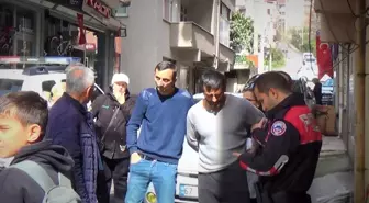 Güvenlik görevlisi belinden bıçaklandı