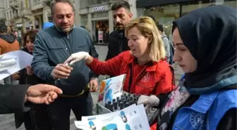 İstiklal Caddesi'nde koronavirüse karşı 3 dilde bilgilendirme