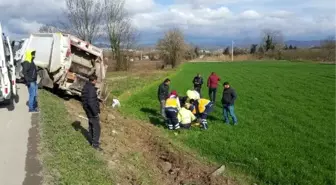 Sürücü kontrolü kaybetti, çöp kamyonu tarlaya girdi: 3 yaralı