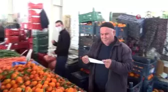 Tedbirler kapsamında pazarcılara eldiven ve maske dağıtıldı