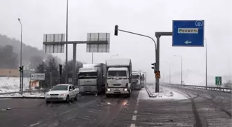 Adana-Ankara otoyolunda kar yağışı nedeniyle ulaşım aksıyor - ADANA