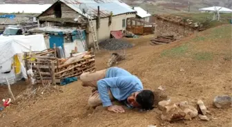 Heyelanın oluşturduğu yarıklardan korkan kardeşler yardım istiyor