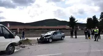 Sinop'ta 3 aracın karıştığı trafik kazasında 4 kişi yaralandı