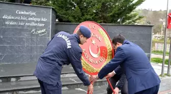 Alaçam'da çelenk sunma töreni