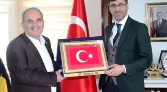 Hizmet-İş Sendikasından Başkan Tanğlay'a plaket