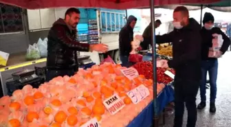 Tokat'ta pazarcılara eldiven ve maske dağıtıldı