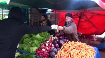 Tokat'ta pazarcılara eldiven ve maske dağıtıldı