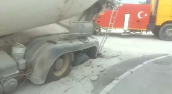 Beton mikserini taşıyamayan yol çöktü