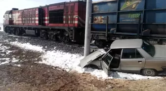 Hemzemin geçitte yük treni ile otomobil çarpıştı: 2 yaralı