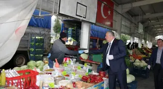 Söğütlü Belediyesi halk pazarında maske ve eldiven dağıttı