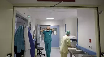 İtalya'da stokta olmadığı için eldivensiz çalışan bir doktor hayatını kaybetti