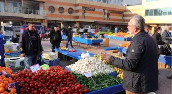 Belediye başkanı, pazar esnafına maske ve eldiven dağıttı