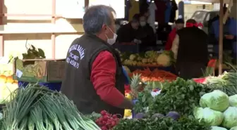 İZMİR Pazar esnafı koronavirüs tedbirlerine tam uymadı