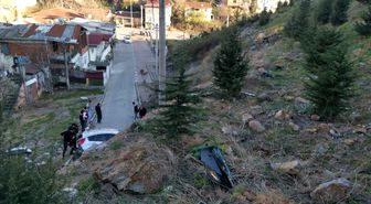 Kocaeli'de virajı alamayan otomobil 40 metre yükseklikten düştü