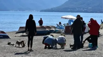 Sıcak hava koronavirüsü unutturdu, sahiller doldu