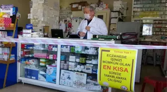 Uşak'taki eczacılar; şeffaf brandalı, kırmızı şeritli koronavirüs önlemleri aldı