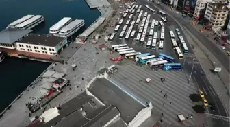 (Havadan fotoğrafla) Kadıköy Meydanı'nda 'Evde kal' çağrısına uymayanlar oldu