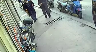 Korona virüsü bahane edip yaşlı adamı 'kolonya' uzatıp gasp eden şahıs kamerada