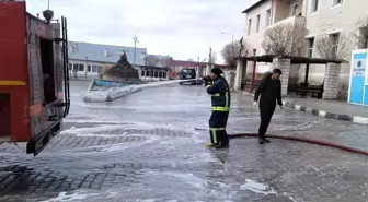 Özalp'ta cadde ve sokaklar özel karışımlarla yıkanıyor