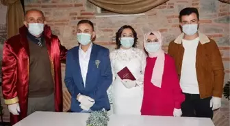 Turgutlu'da maskeli, eldivenli nikah