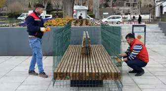 Afyonkarahisar'da Kovid-19 salgınına karşı park ve meydanlardaki oturma alanları tel örgüyle...