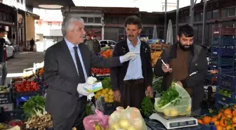 Başkan Karamehmetoğlu esnaf ve vatandaşlara eldiven dağıttı